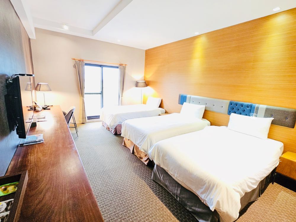 三人房其實空間同雙人房一樣大，係少咗其他房都有既梳化茶几