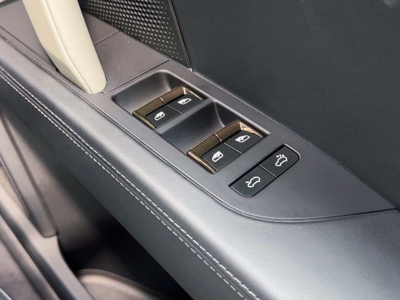 不動如山 掠如火 Porsche Cayenne Turbo Electric