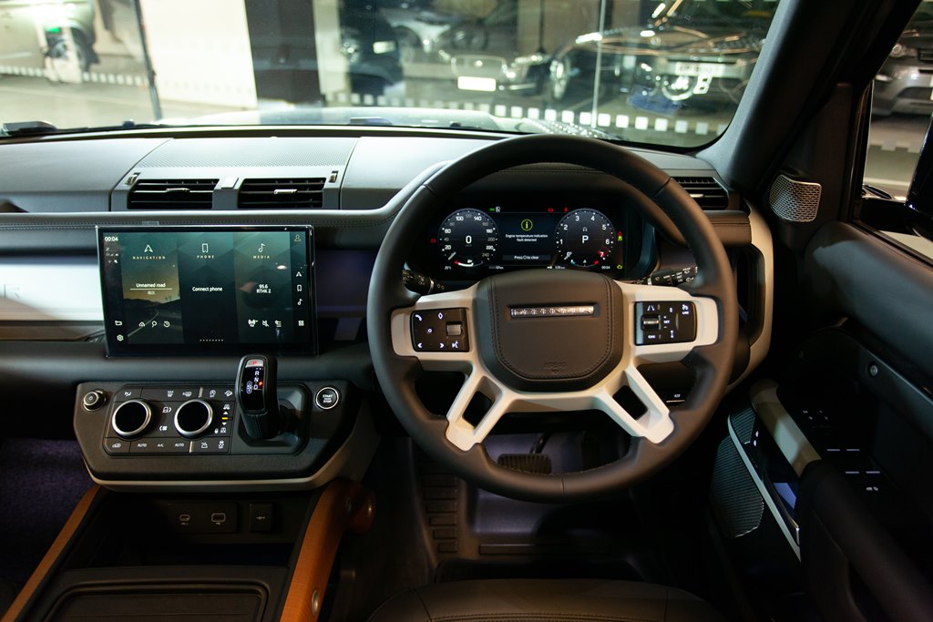 中控台配備 11.4 吋 Pivi Pro 懸浮曲面觸控螢幕。