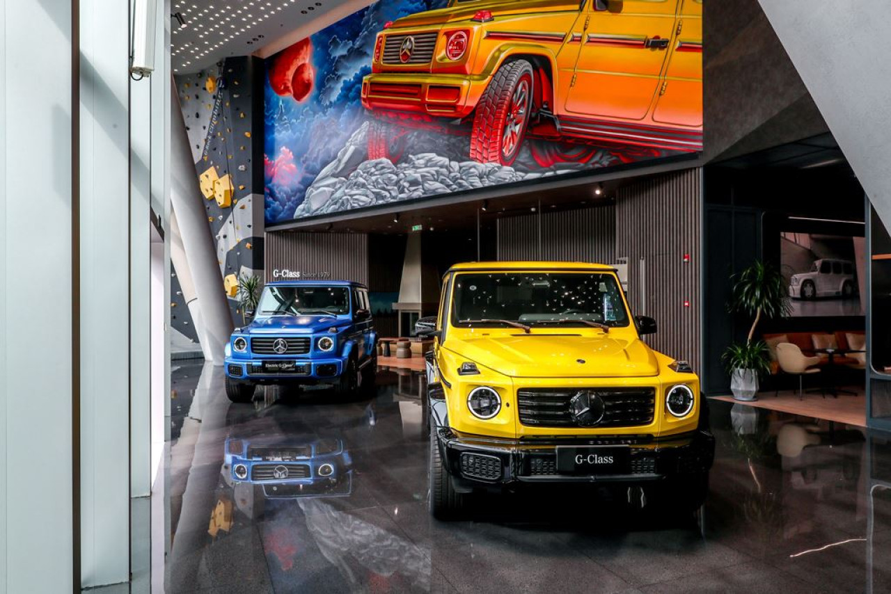 今代分別有純電及燃油引擎嘅G-Class