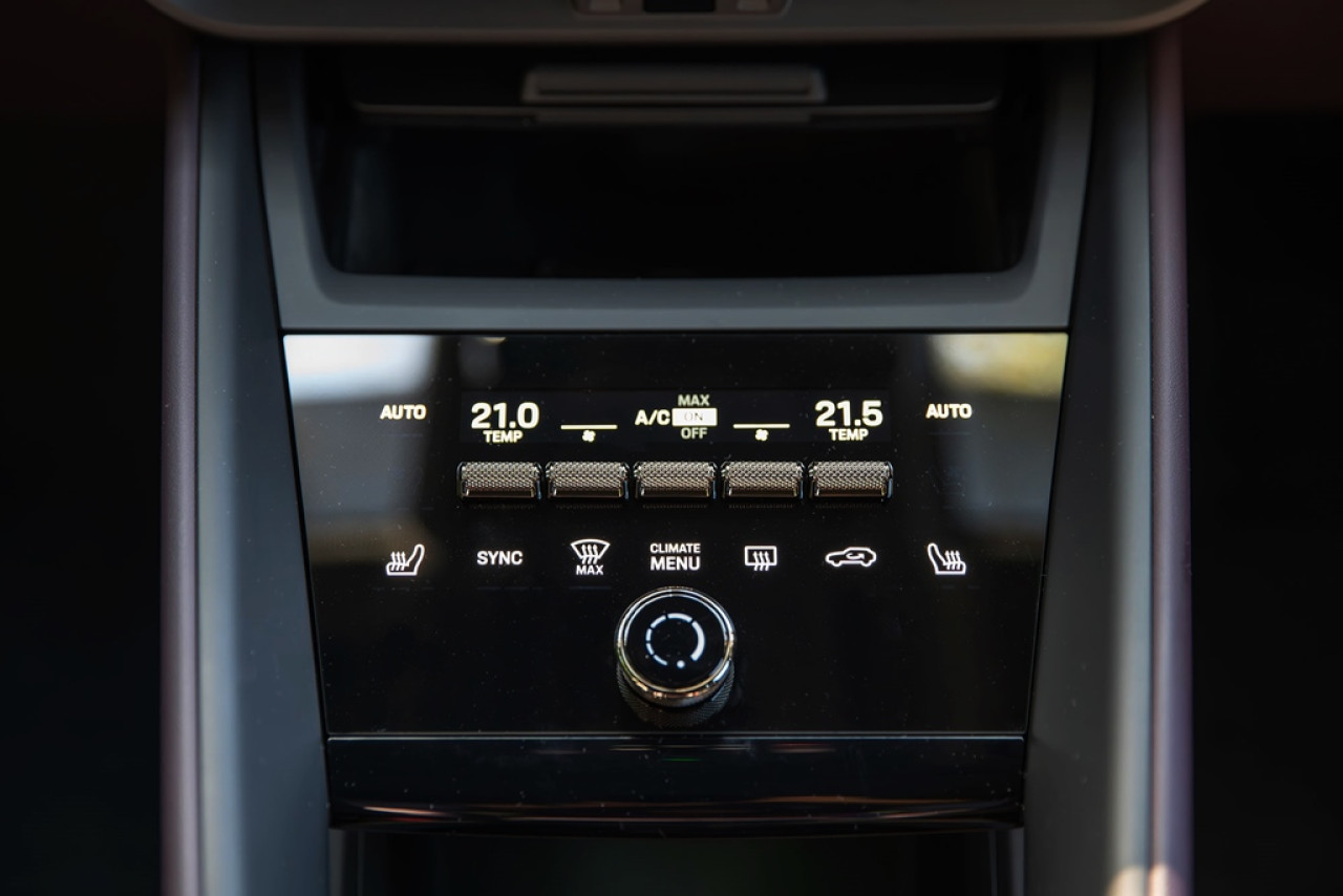 值得一讚係常用的功能，仍提供實體掣鈕，操作方便。