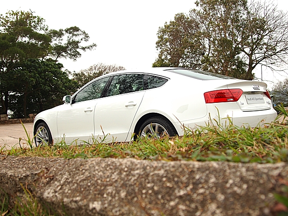 全新Audi A5 Sportback現為五座位設計，標準配備已包括電動天窗。