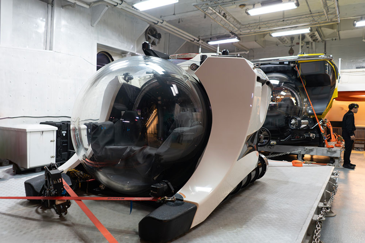 兩艘探險小潛艇放在下層甲板