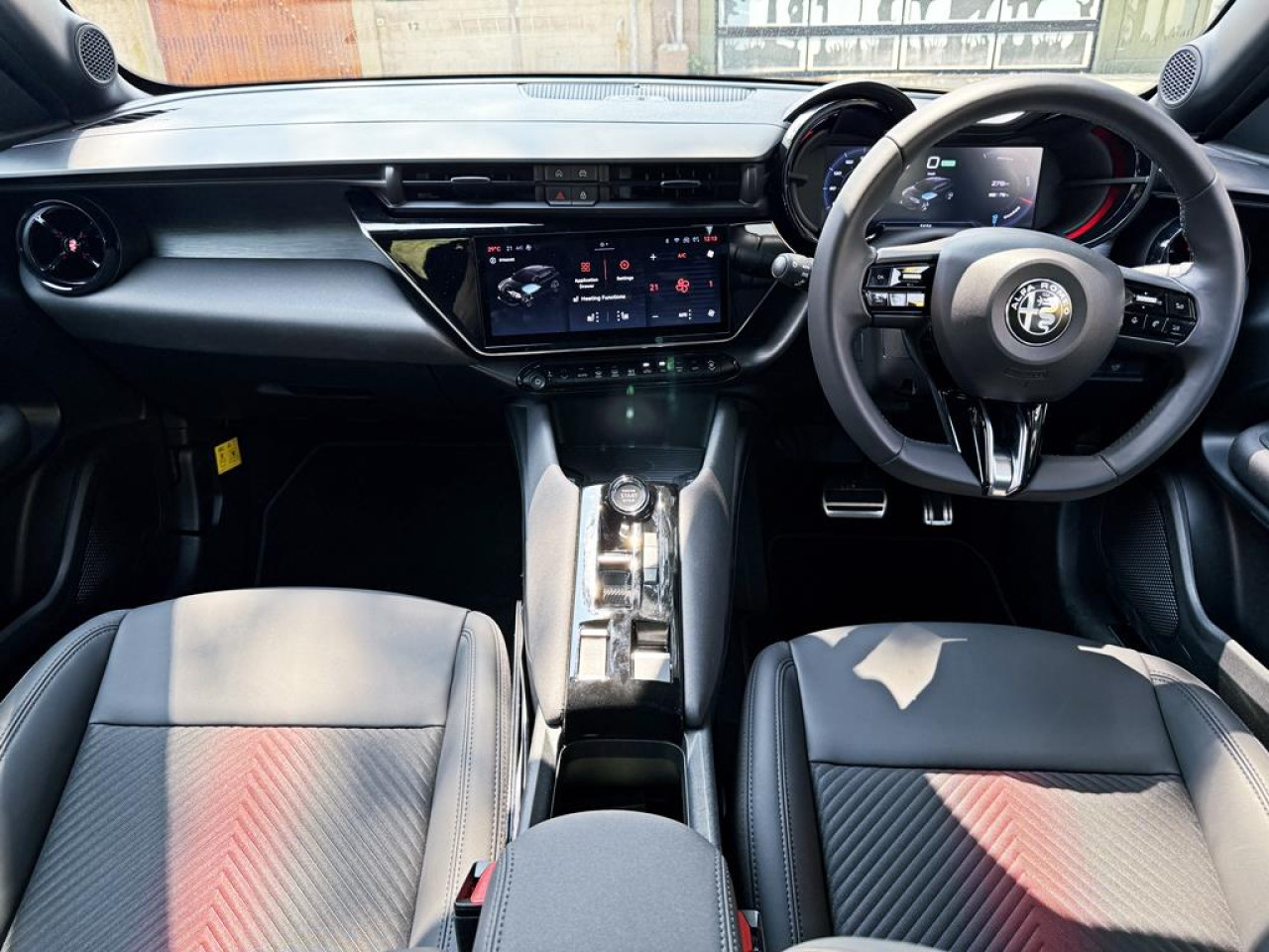 動感化嘅車廂，設計以駕駛者為中心。