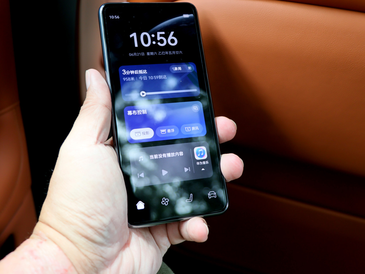 可以用手機在車外啟動智能自動泊車