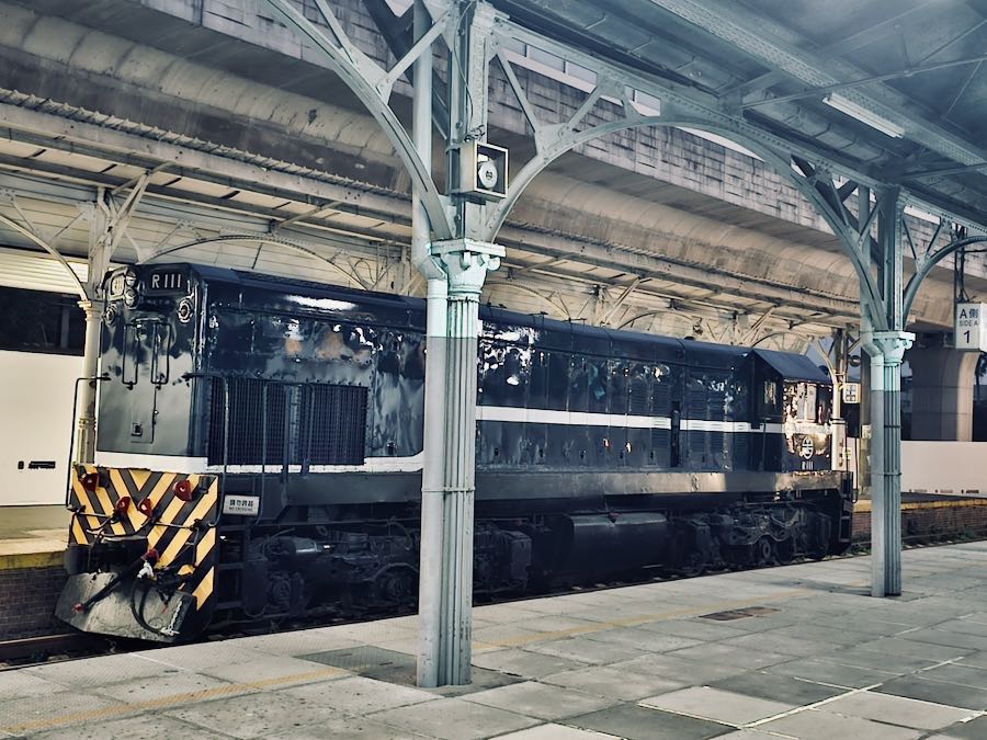 台中舊火車站內放置有幾架舊型號火車，供遊客/鐵道迷近距離欣賞（不可攀爬或進入）