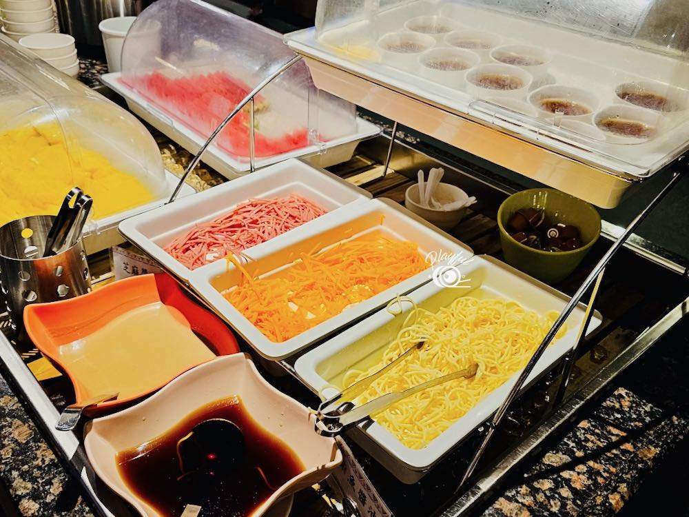 右上角就係酒店自製的咖啡凍，做甜品一流；下格係可以當前菜的涼麵。