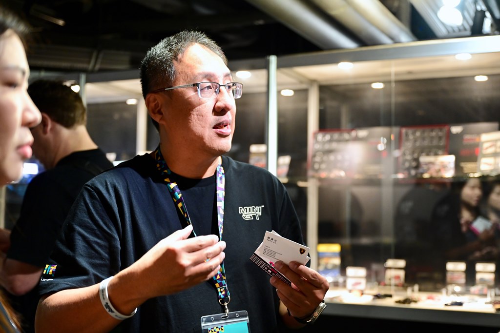 <strong>品牌創辦人Glen Chou帶領經驗豐富的工程師團隊，以其獨特的眼光，在產品價格與精緻度之間取得巧妙的平衡，進而開發出多款大受市場歡迎的模型車。</strong>