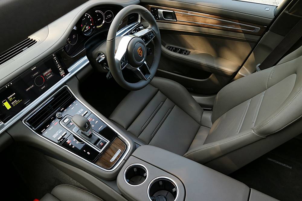 唔想落車 Porsche Panamera 4 e-hybrid Executive