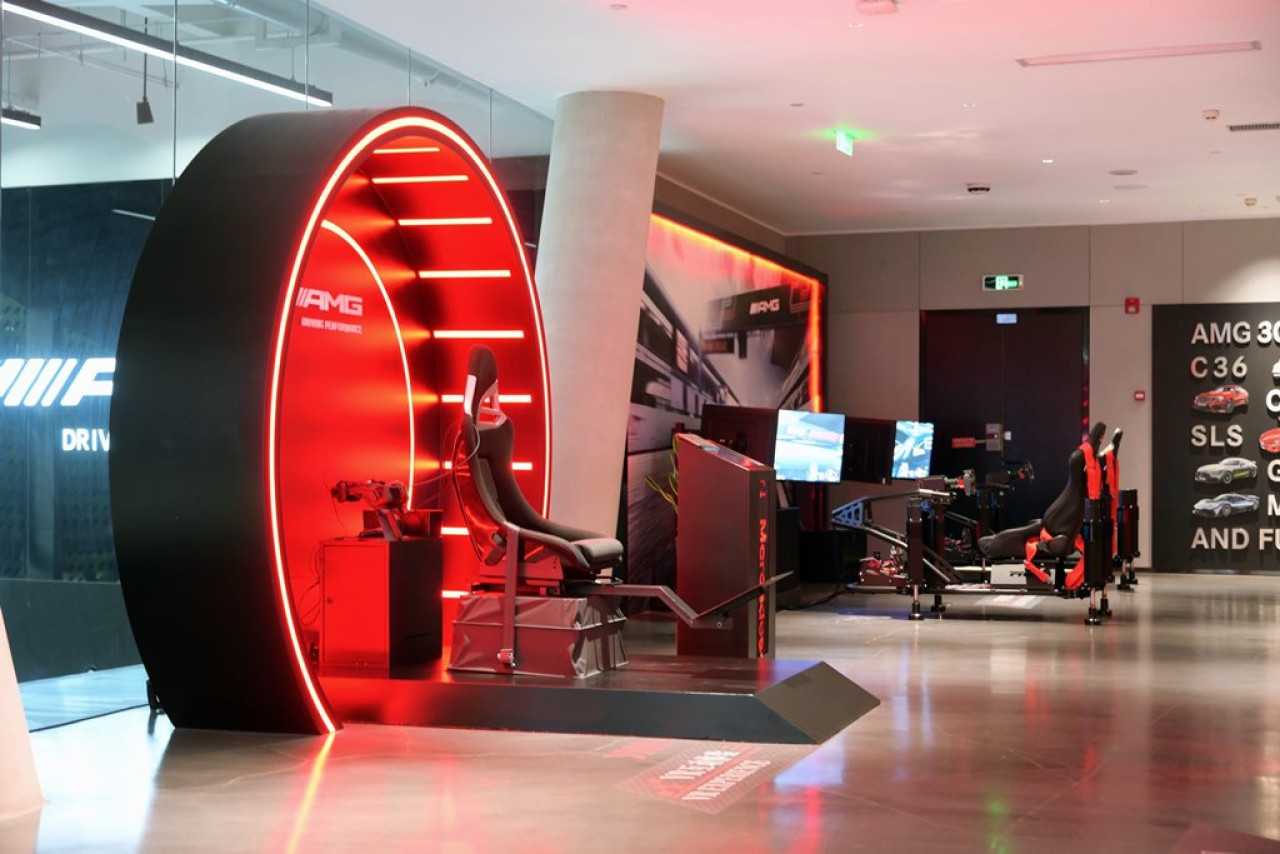 四軸動態賽車模擬器，體驗賽道飛馳。