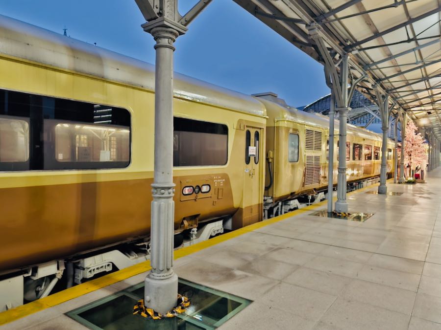 在不同年代，月台的高度也不同。 玻璃下展示的是舊月台的月台用料和高度。