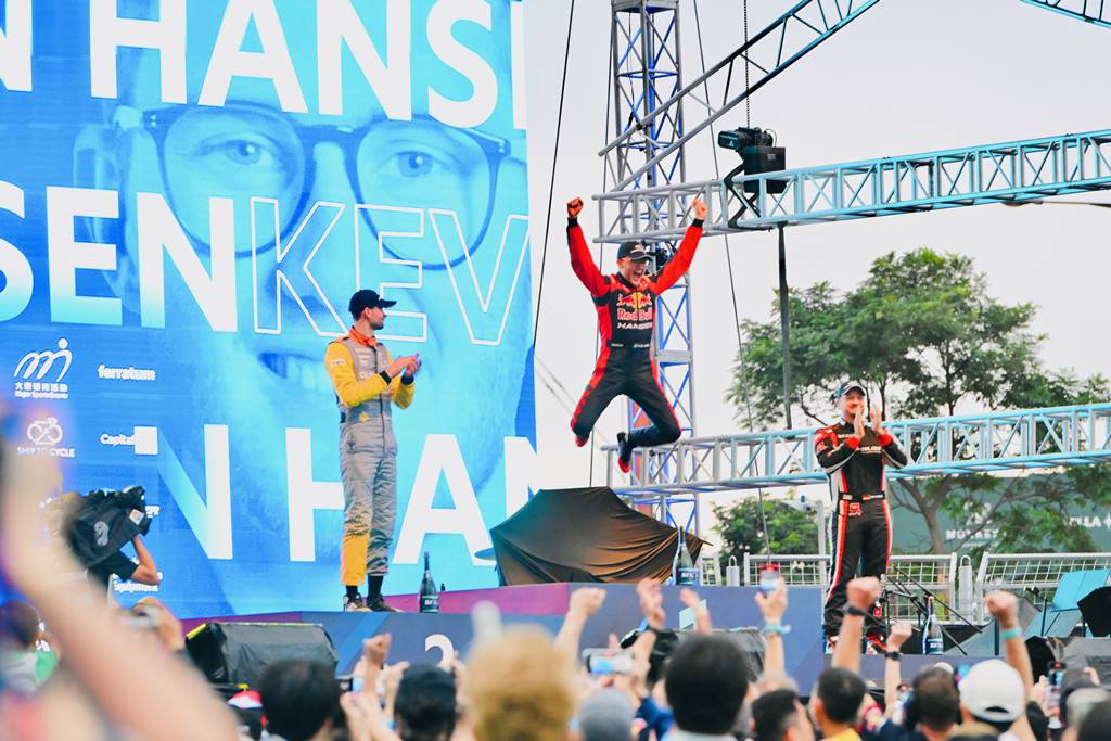 在亞洲金融中心逐電追風