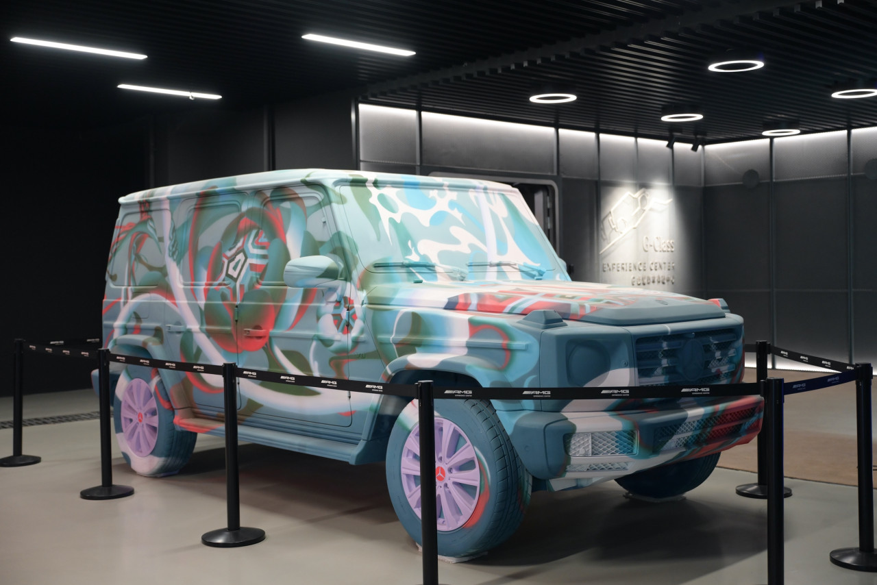 在G-Class體驗中心停車場發硫現James Jean創作嘅G-Class art piece