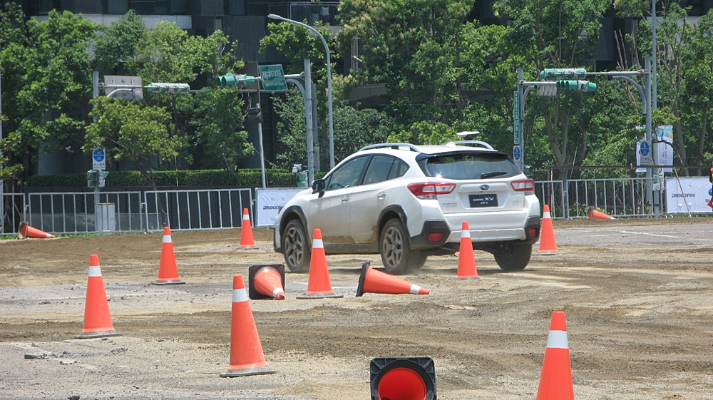 城市四驅小子 Subaru XV