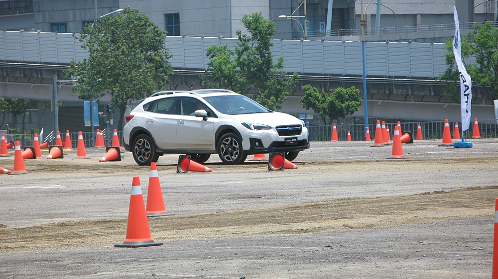 城市四驅小子 Subaru XV