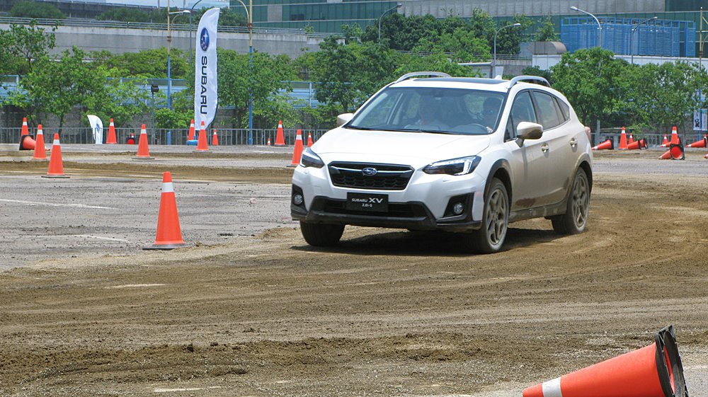 城市四驅小子 Subaru XV