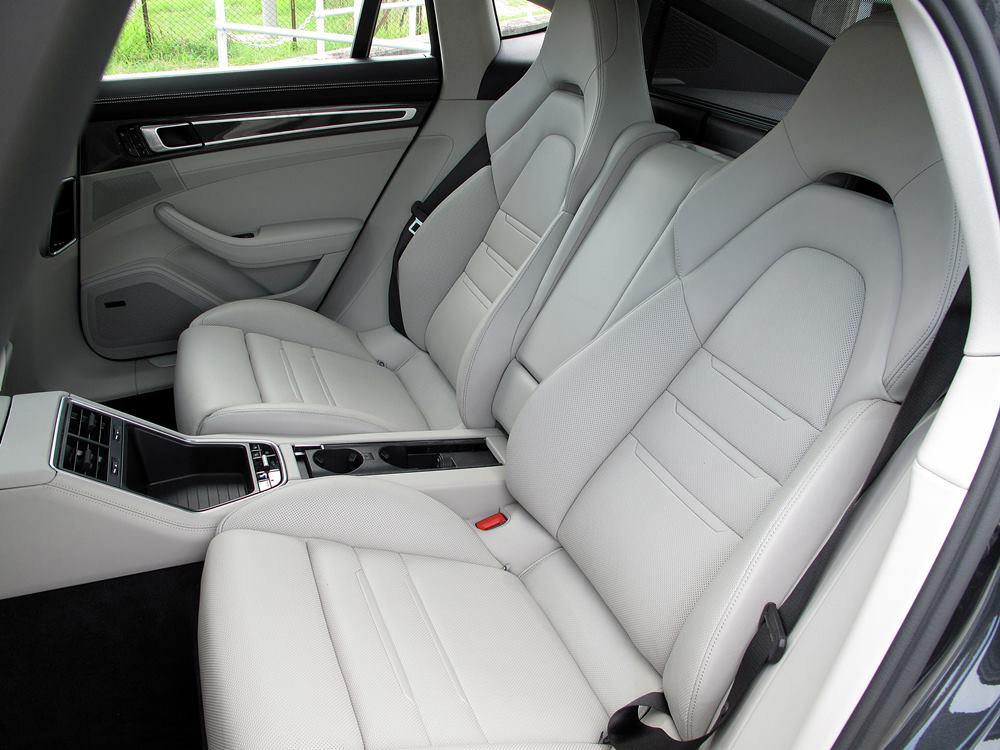 堅跑得 Porsche Panamera 4S