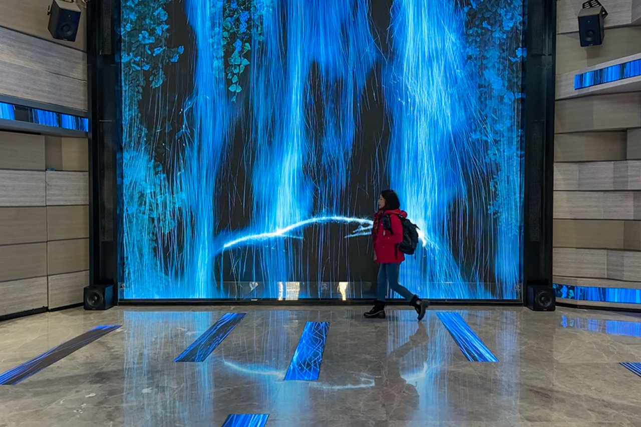 大堂的LED 瀑布場景相當有氣勢