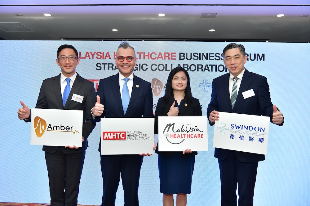 左起-安珀醫療創辦人Dr. Chris Wong, 馬來西亞醫療保健旅遊理事會署理行政總裁Farizal B. Jaafar,馬來西亞駐港署理總領事Lai Kee Hee女士,德信醫療代表為香港旅客提供無縫對接的醫療體驗