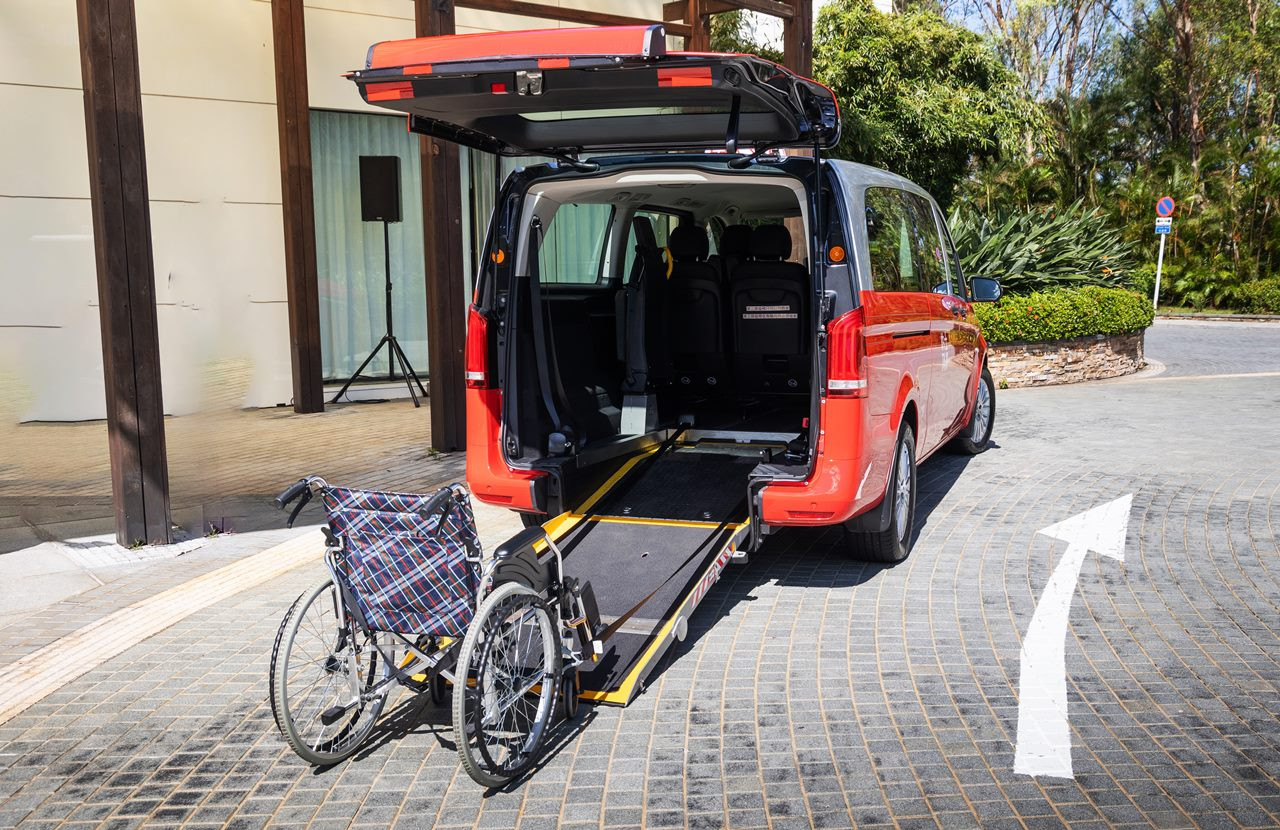 平治eVito Taxi - 香港首款電動輪椅的士