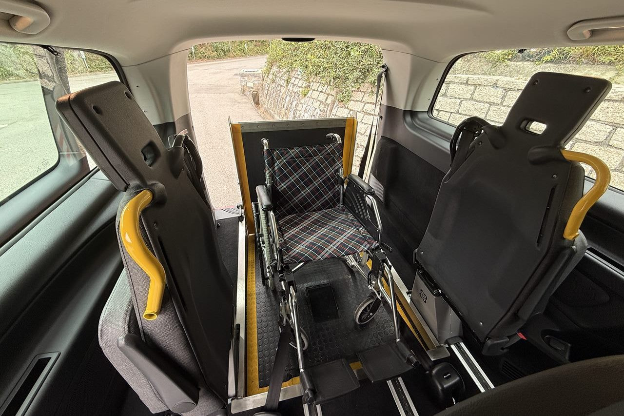 平治eVito Taxi - 香港首款電動輪椅的士