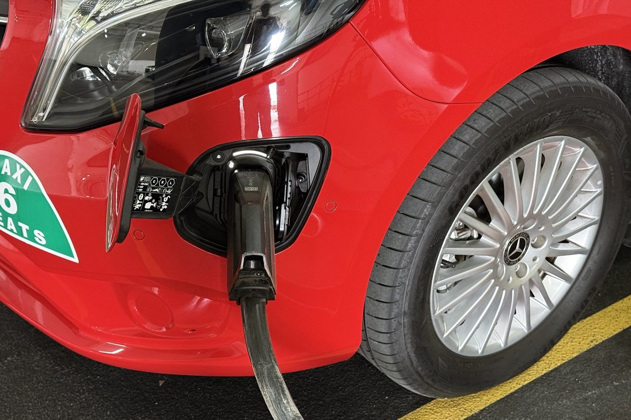 平治eVito Taxi - 香港首款電動輪椅的士