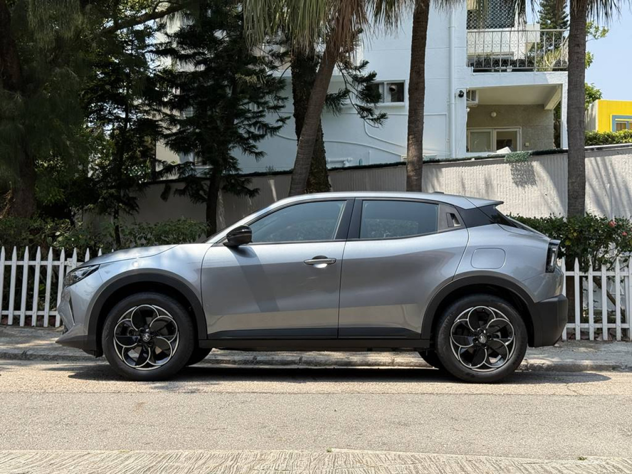 後座開門把手設在車窗框架上，驟看好似C柱嘅一部分，仿似係一架雙門轎跑車。