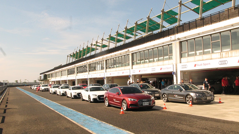 從極限中學習駕駛技巧