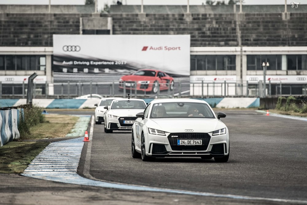 從極限中學習駕駛技巧