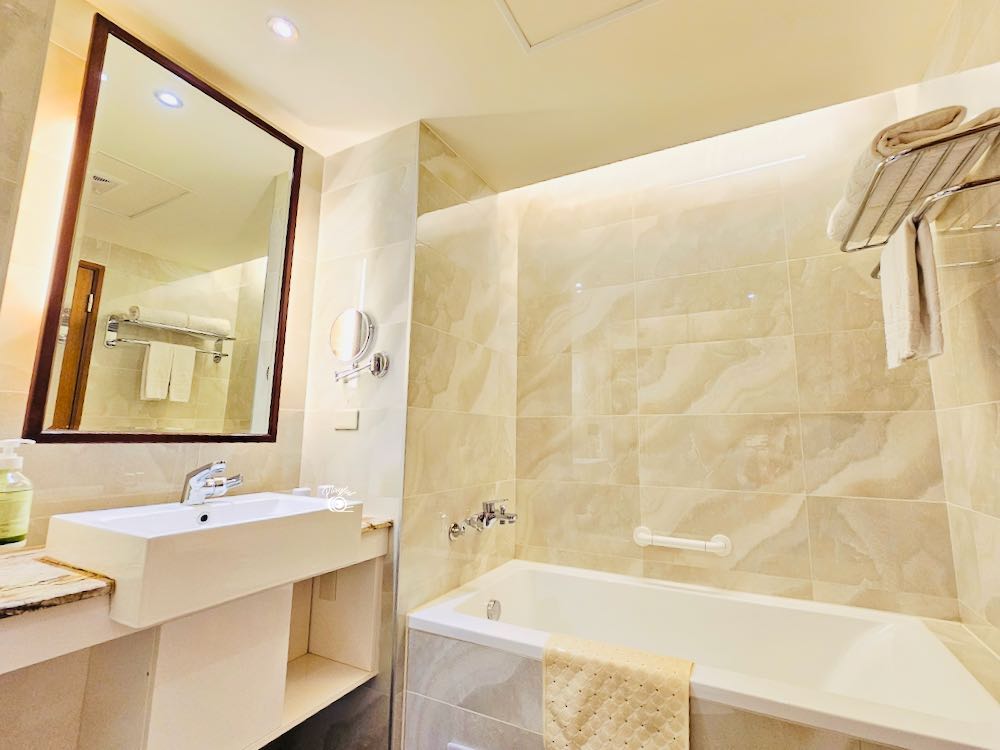 房間乾淨企理，浴室乾濕分離甚至不惜工本放咗個大浴缸，務求令人客可盡情放鬆身心