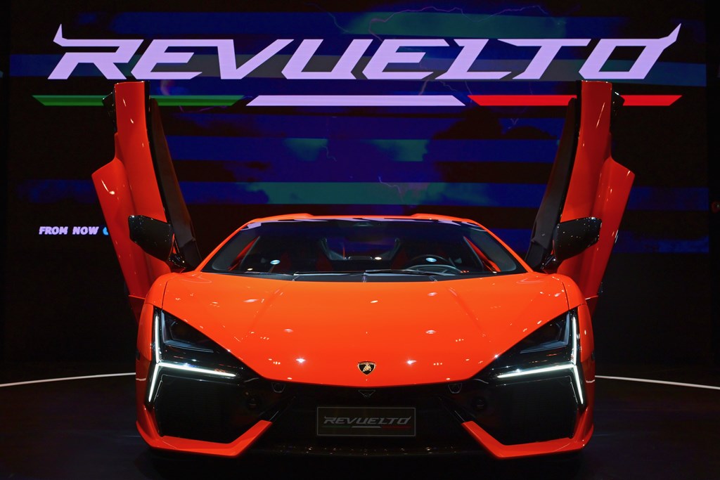 插電狂牛 Lamborghini Revuelto