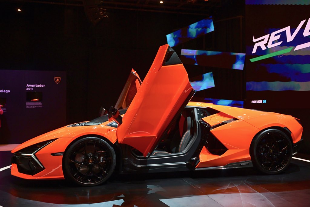 插電狂牛 Lamborghini Revuelto