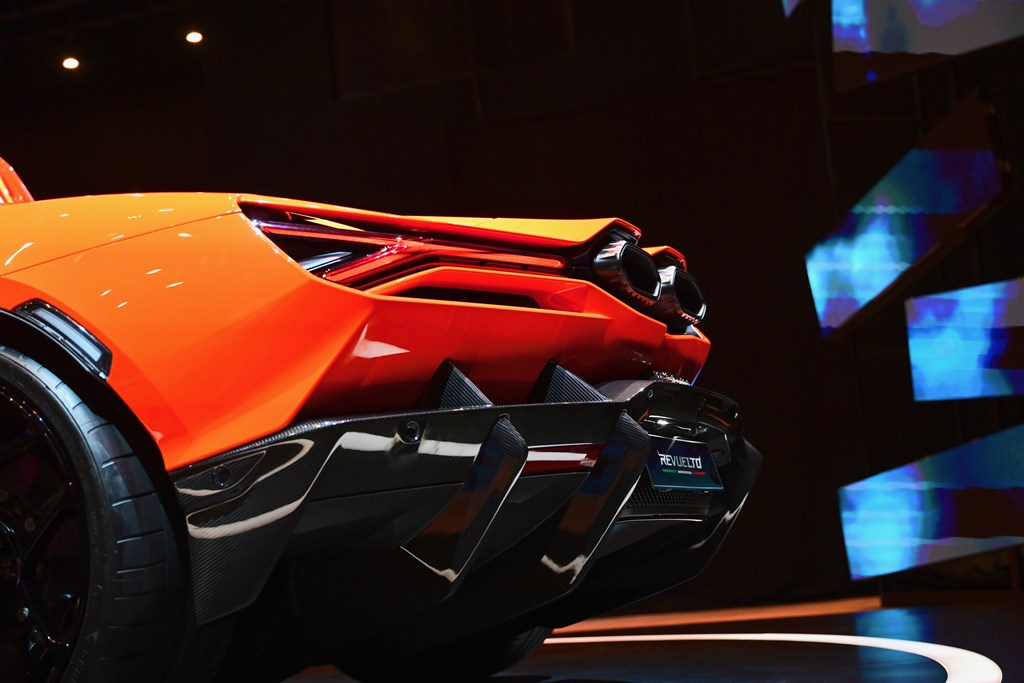 插電狂牛 Lamborghini Revuelto