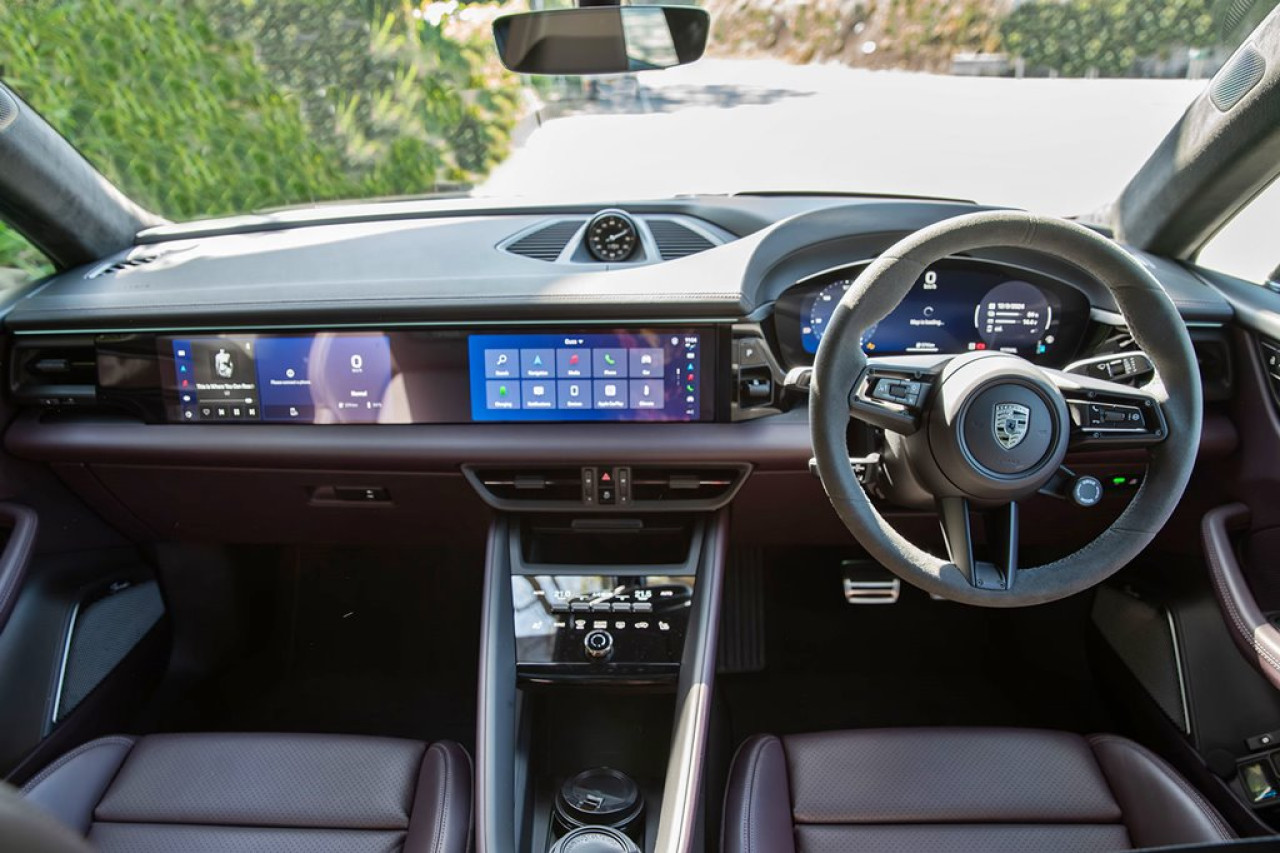 搭載 3 個數碼化操作螢幕，包括 12.6 吋儀錶板和 10.9 吋中央螢幕及 10.9 吋乘客螢幕。