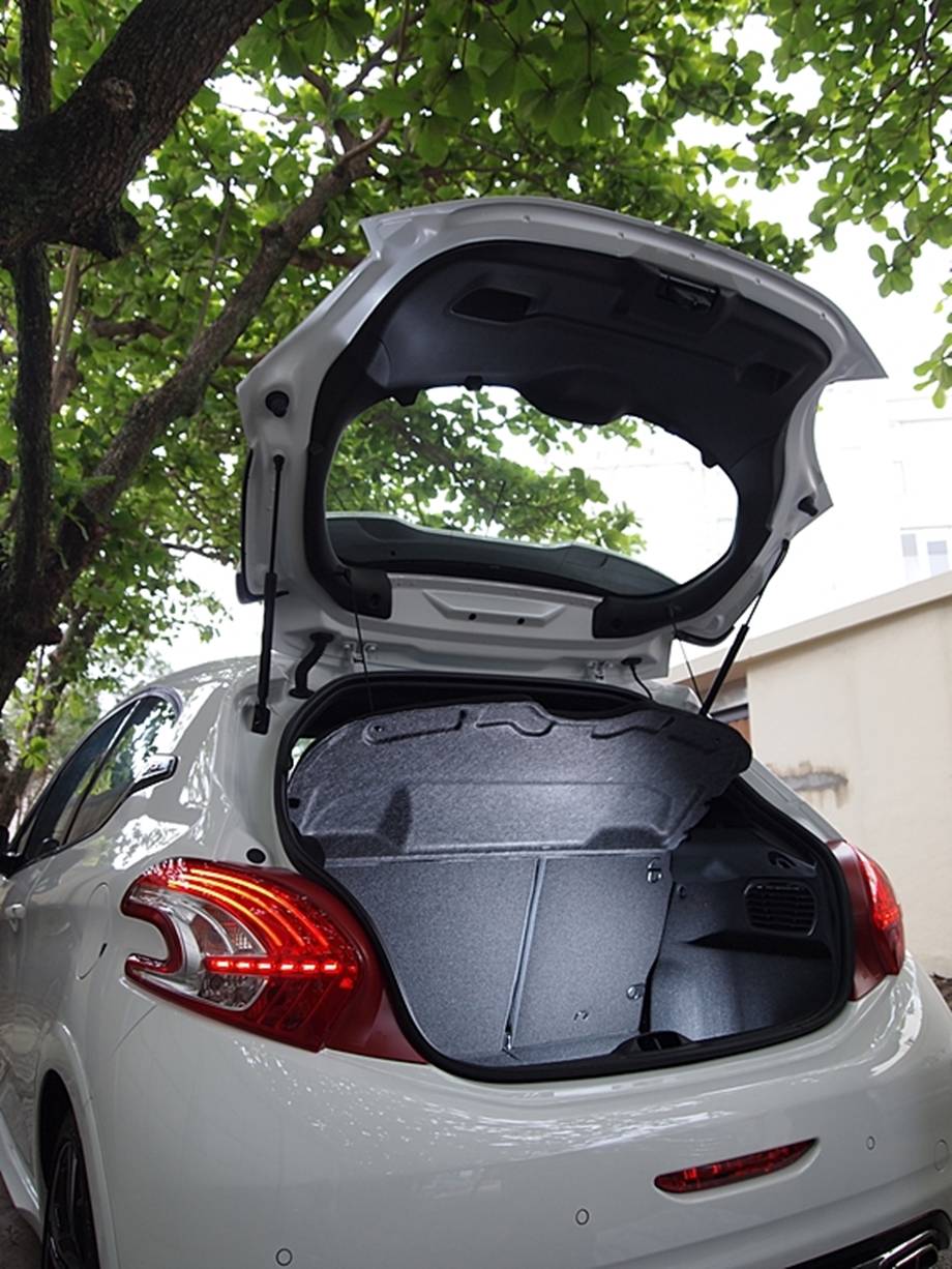 新彎王 - Peugeot 208 GTi