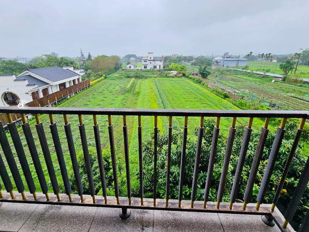 每間房都有個小小露台，開揚兼綠油油嘅景色非常relax