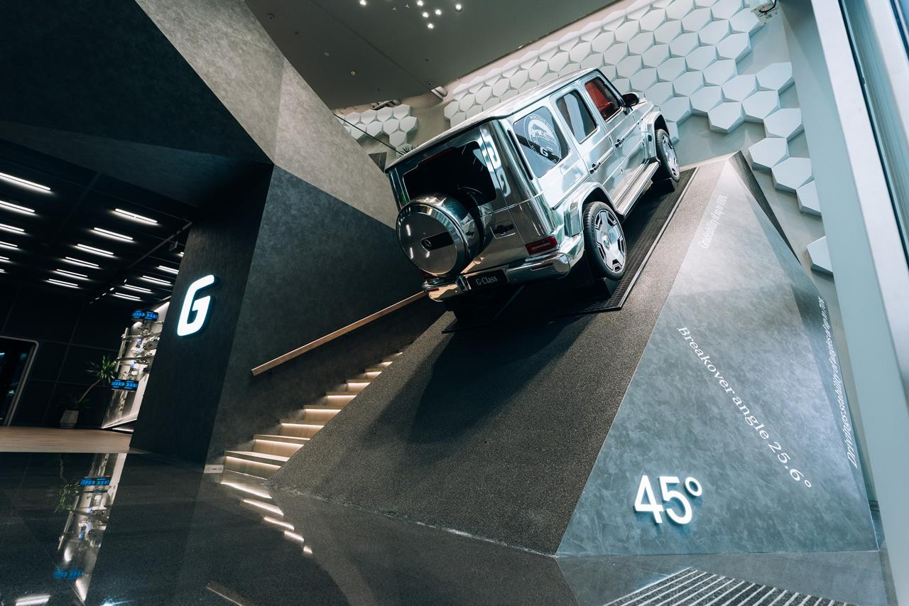 泊在傾斜45度牆上嘅G-Class,顯示其爬坡能力及強勁越野性能。