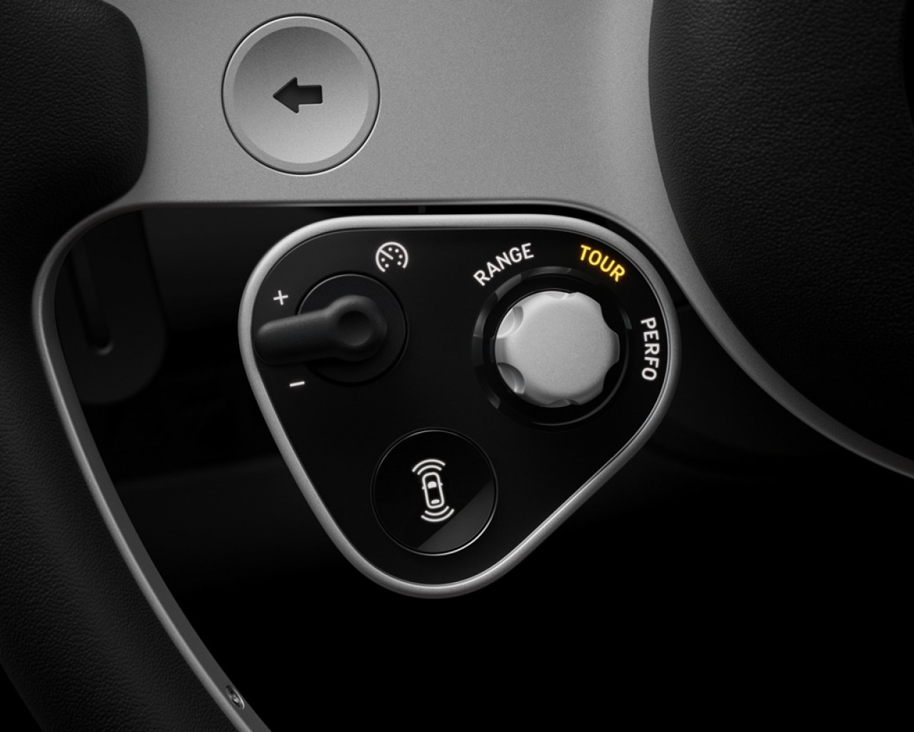 法拉利揭曉首款電動車Luce的內飾與操作介面