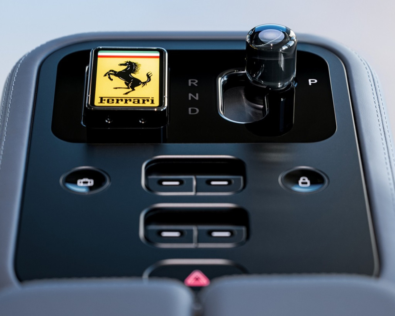 法拉利揭曉首款電動車Luce的內飾與操作介面