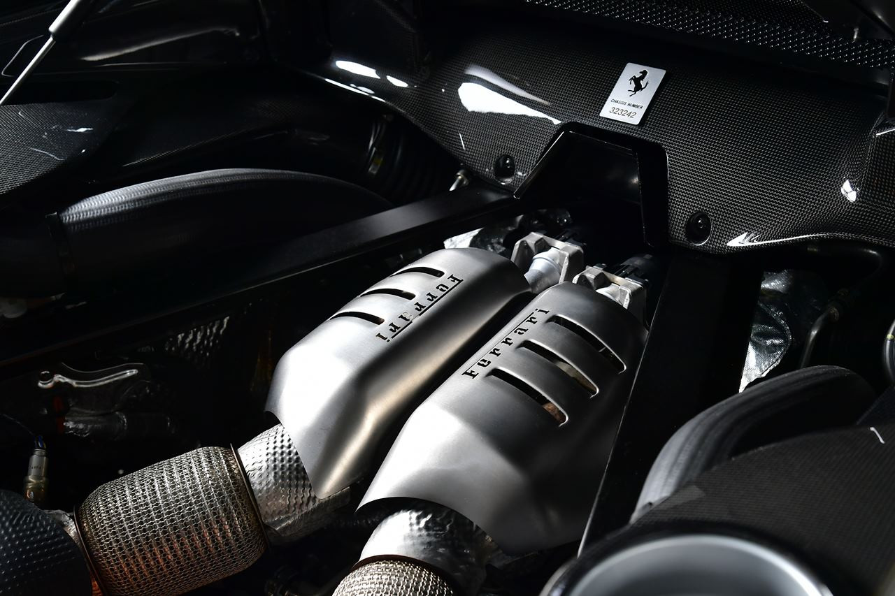 法拉利 296 Speciale 混合動力系統包括一副中置120° V6雙渦輪增壓引擎及一個位於引擎與波箱之間嘅電動摩打，搭配於短軸距車體架構以及創新嘅動態控制系統之上，總輸出馬力高達880匹。 