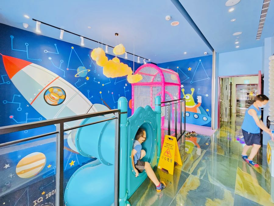 瀡滑梯的地面入口。 睇住呢兩個小朋友唔知玩咗幾多轉，玩到不亦樂乎。