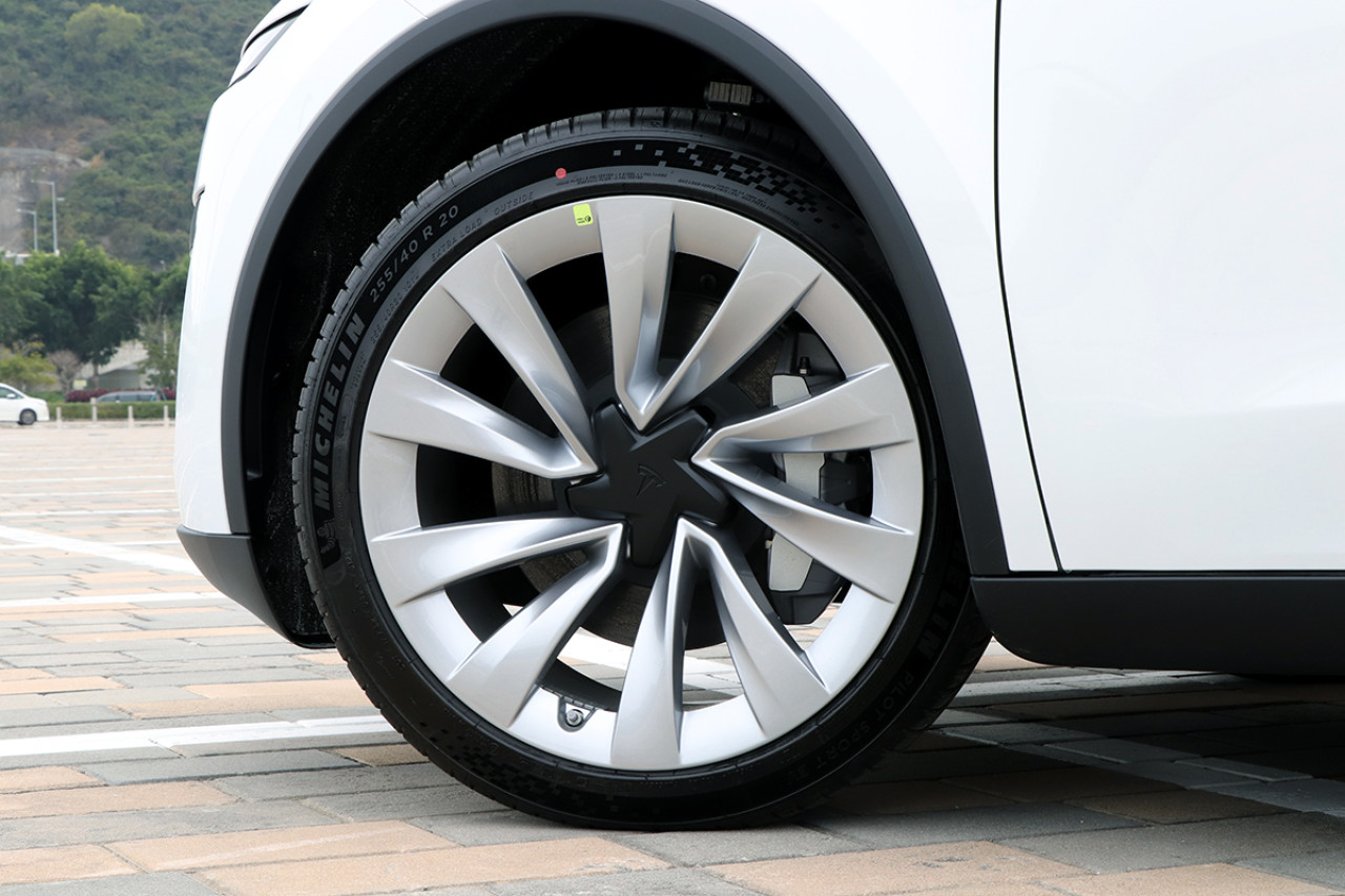 率先體驗左軚新版 Tesla Model Y