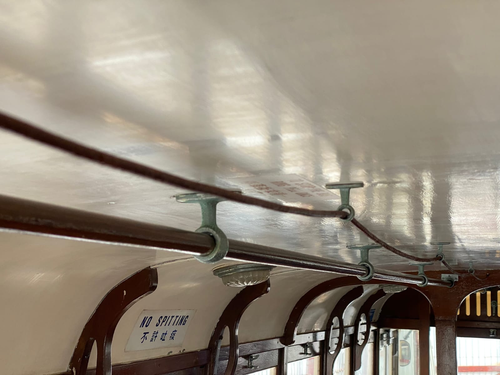 當年未有電鐘，落車需拉動此繩響鐘通知司機停站