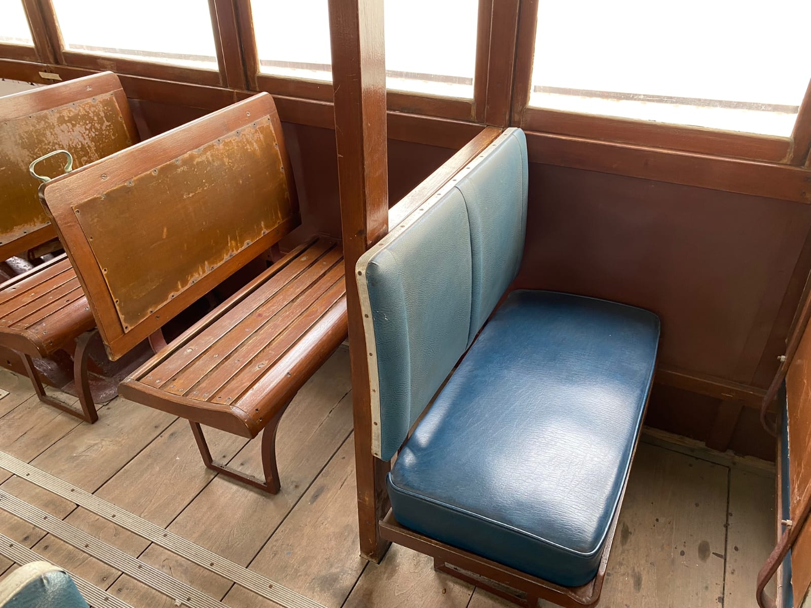 白水箱座位分為頭等、二等，並設有售票員