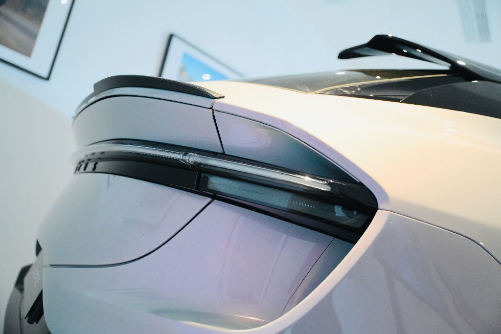 純電加跑車化Lotus Eletre