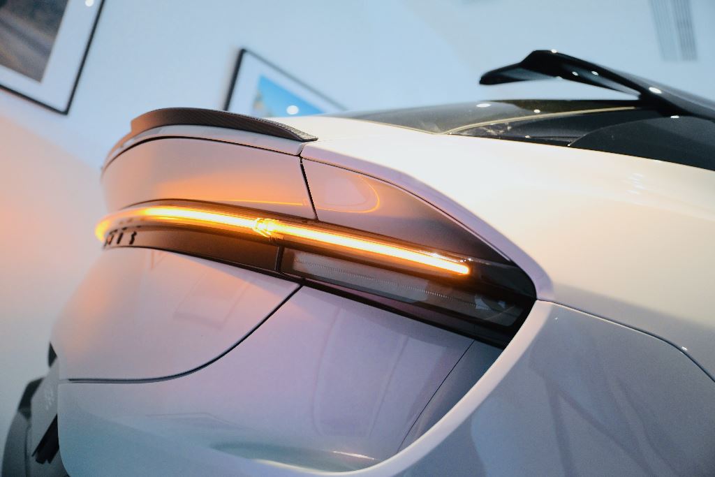 純電加跑車化Lotus Eletre