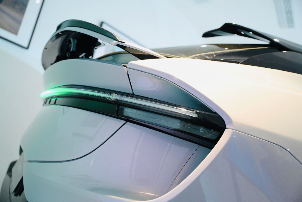 純電加跑車化Lotus Eletre