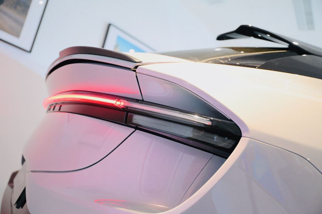 純電加跑車化Lotus Eletre