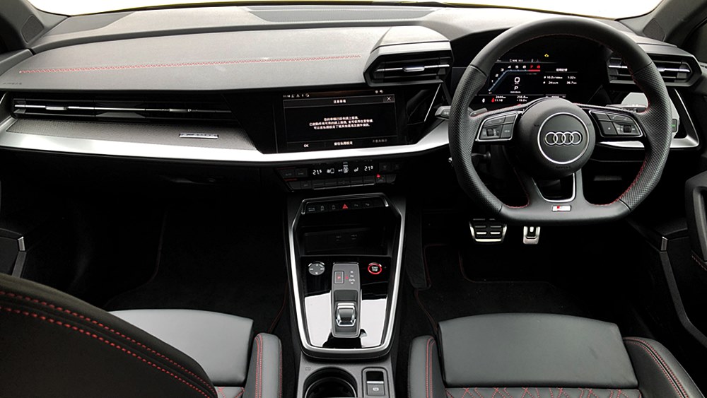 舒適地劈 Audi S3 Sportback quattro