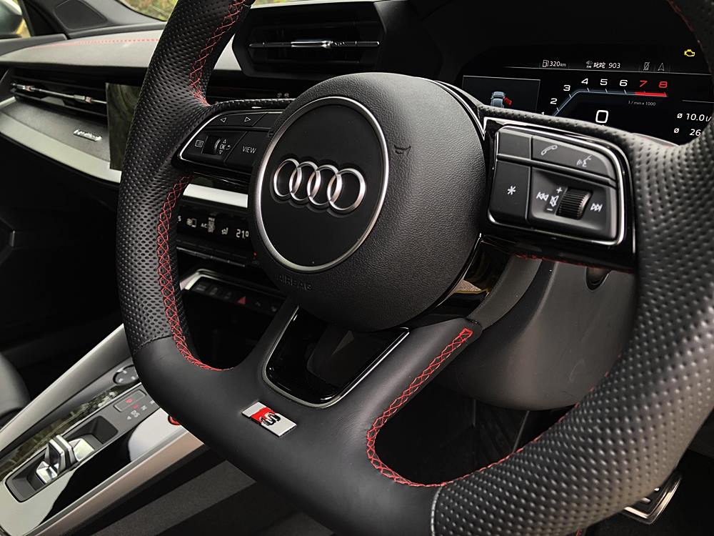 舒適地劈 Audi S3 Sportback quattro